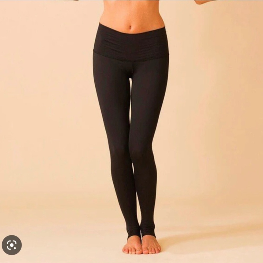 Teeki solid black hot pant